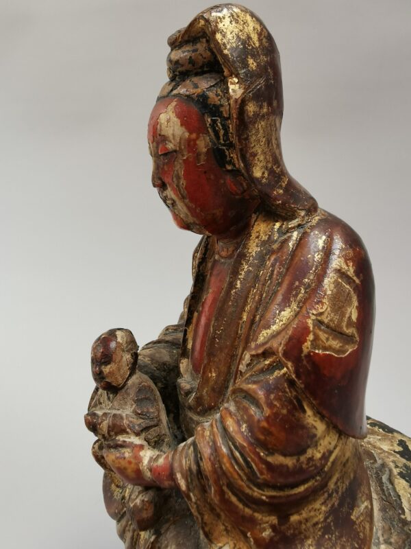 A Chinese Wooden Sculpture Guanyin "the Bringer of Sons",  18th century - Afbeelding 2