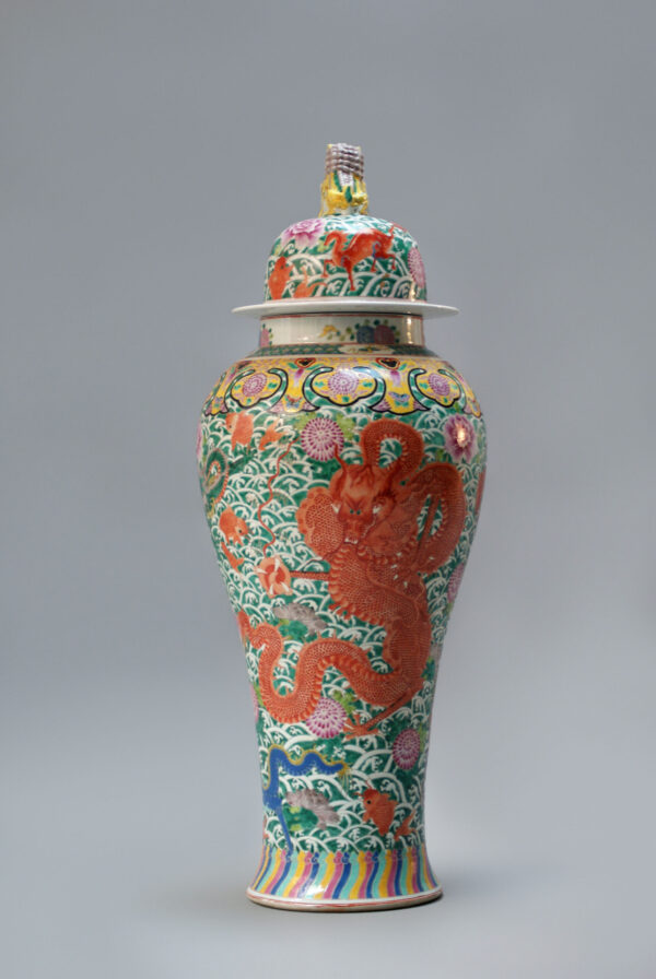 A large Chinese export porcelain 'Soldier' vase decorated with 5 dragons, 20th century