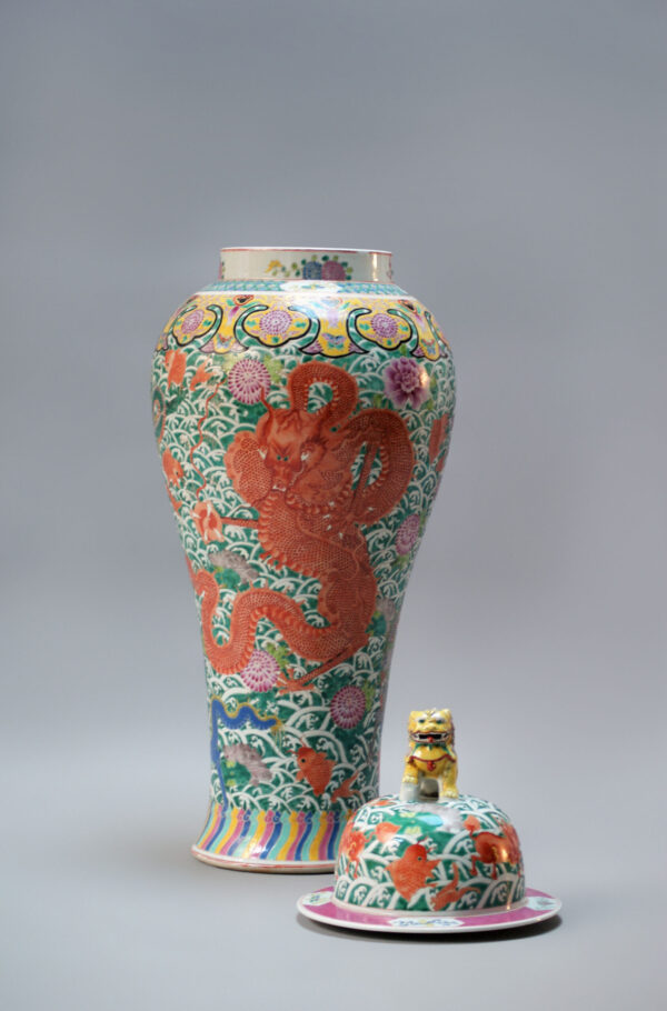 A large Chinese export porcelain 'Soldier' vase decorated with 5 dragons, 20th century - Afbeelding 2