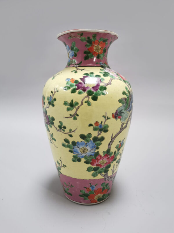 A Japanese porcelain vase with a rich colorful enamel exotic bird and flower scene, iron red marked, Early 20th century - Afbeelding 2