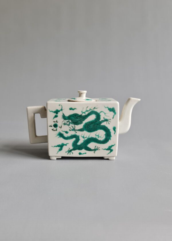 A Chinese porcelain teapot with a green dragon, marked Daoguang