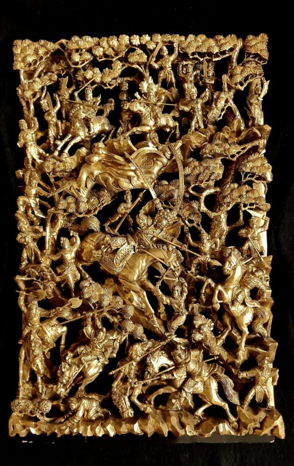 A Chinese Carved Deep Relief Gilt Wood Panel Depicting Warrior Scenes - Afbeelding 2