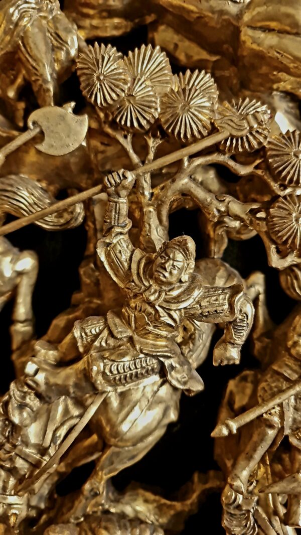 A Chinese Carved Deep Relief Gilt Wood Panel Depicting Warrior Scenes - Afbeelding 3