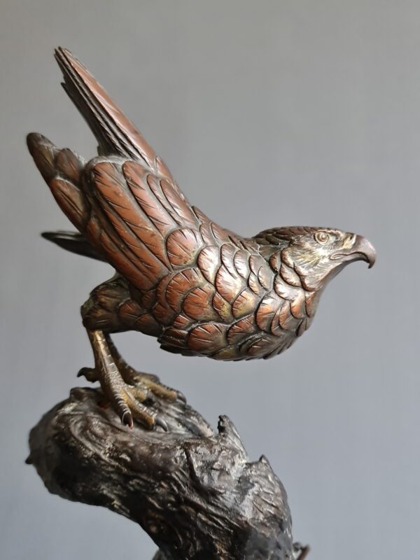 A large Japanese falcon perched on a branch, bronze sculpture (okimono), Meiji period (1868-1912) - Afbeelding 2