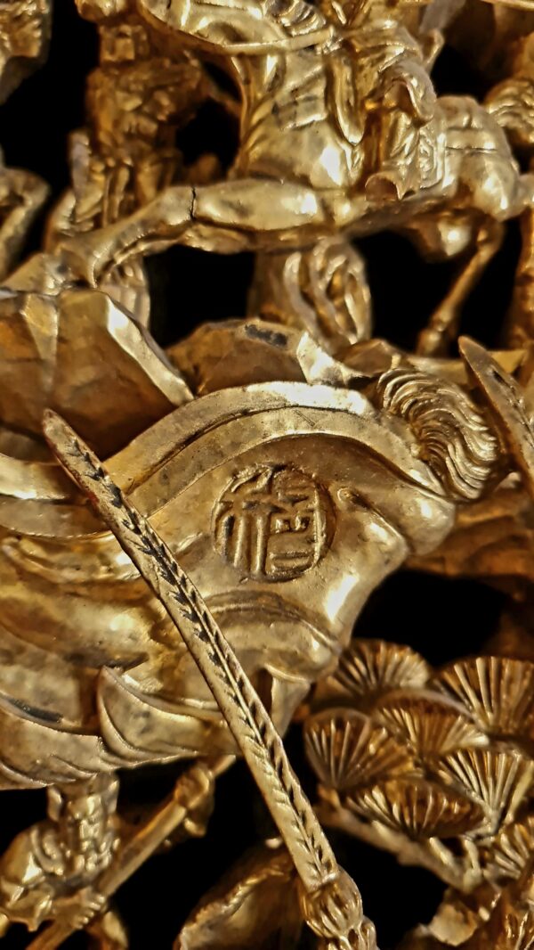 A Chinese Carved Deep Relief Gilt Wood Panel Depicting Warrior Scenes - Afbeelding 4