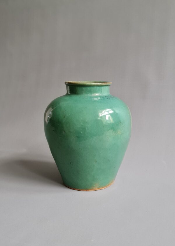 A Chinese Shiwan jar with celadon green glaze, Qing Dynasty