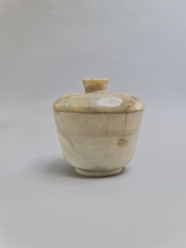 A rare Chinese hard stone (probably chicken bone jade) "gaiwan" covered tea bowl, 18/19 th century - Afbeelding 2