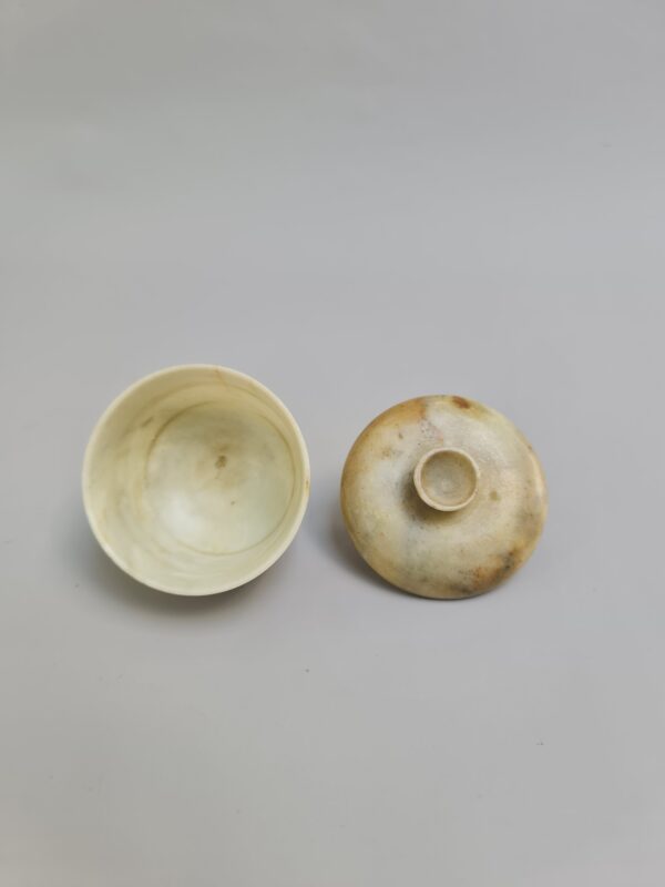 A rare Chinese hard stone (probably chicken bone jade) "gaiwan" covered tea bowl, 18/19 th century - Afbeelding 3