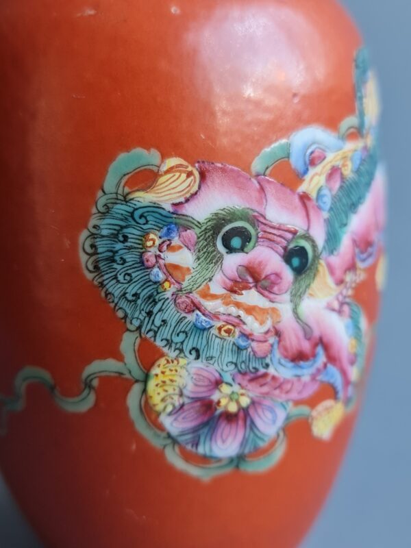 A Chinese red coral  glazed vase depicting the image of a qilin,  markerd Qianlong - Afbeelding 4