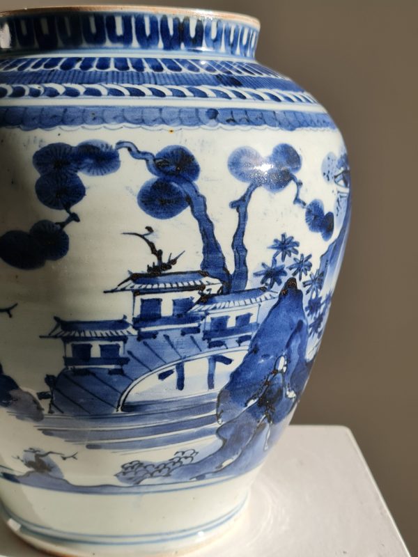 A Japanese  porcelain Arita vase with a blue and white design, 17th century - Afbeelding 2