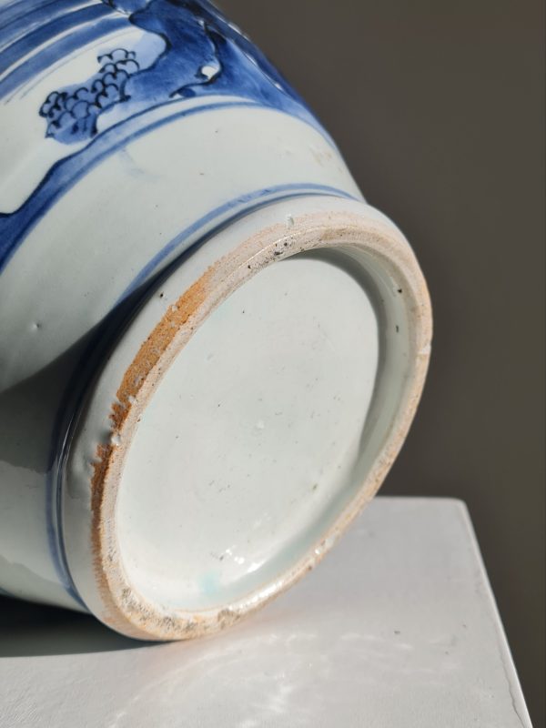 A Japanese  porcelain Arita vase with a blue and white design, 17th century - Afbeelding 4