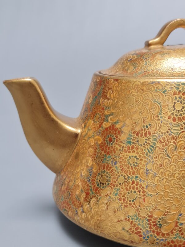 A Fine Japanese ceramic Satsuma teapot with rich floral decoration, marked Kōzan 幸山, Meiji period (1868-1912) - Afbeelding 2