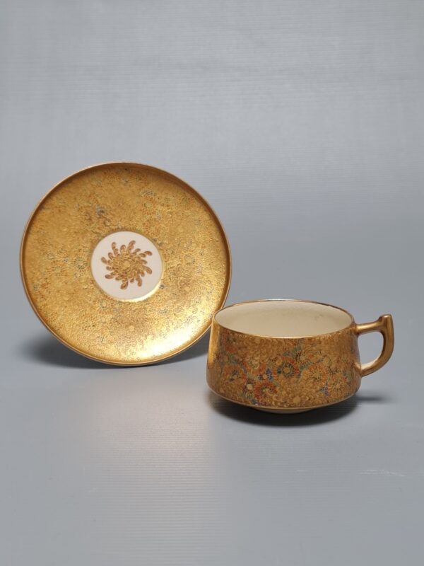 A Fine Japanese ceramic Satsuma tea cup and saucer with rich floral decoration, marked Kōzan 幸山, Meiji period (1868-1912) - Afbeelding 2