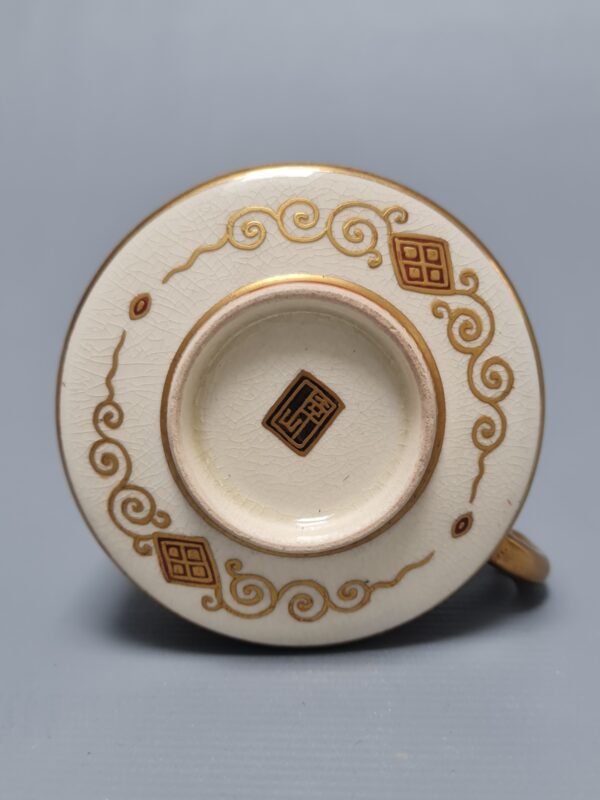 A Fine Japanese ceramic Satsuma tea cup and saucer with rich floral decoration, marked Kōzan 幸山, Meiji period (1868-1912) - Afbeelding 4