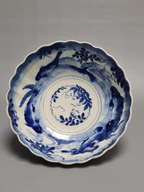 A Japanese blue-white pleated porcelain bowl with a decor of carp and a botanical decor in the middle, 18th century - Afbeelding 3