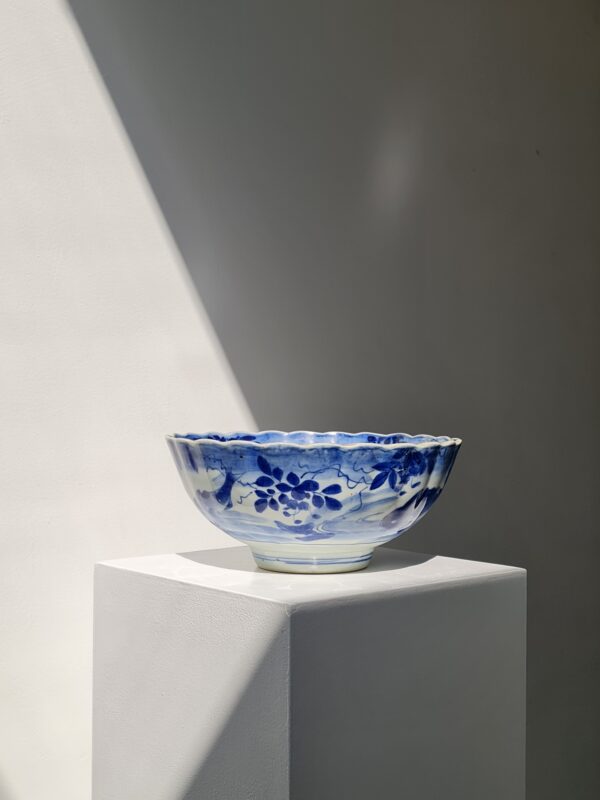 A Japanese blue-white pleated porcelain bowl with a decor of carp and a botanical decor in the middle, 18th century - Afbeelding 2