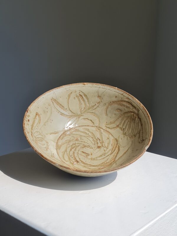 A rare Chinese Longquan (greyish-green) shipwreck bowl featuring floral carvings