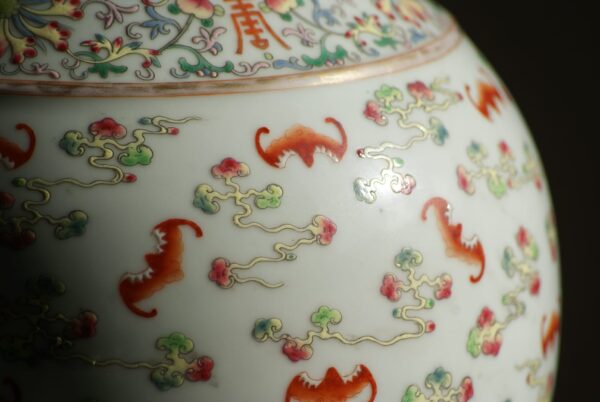 A Chinese porcelain 'Hundred Bats' vase with fencai decoration, bearing a Guangxu mark, Early Republic period (1912–1942) - Afbeelding 2