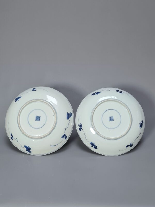 Pair of Chinese Blue and White Porcelain Dishes with Basket of Flowers Design, Kangxi Period (1662–1722) - Afbeelding 4