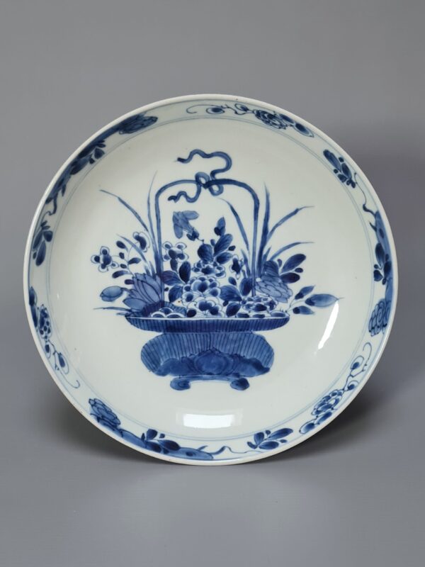 Pair of Chinese Blue and White Porcelain Dishes with Basket of Flowers Design, Kangxi Period (1662–1722) - Afbeelding 2